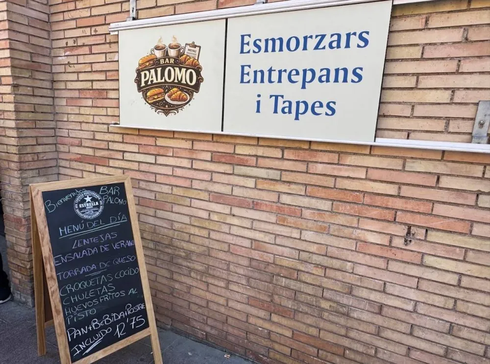 Rètol d'esmorzars, entrepans i tapes i pissarra del menú del dia